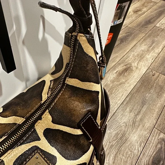 Dooney & Bourke Giraffe Print Shoulder Bag EUC no callouts - Picture 7 of 16
